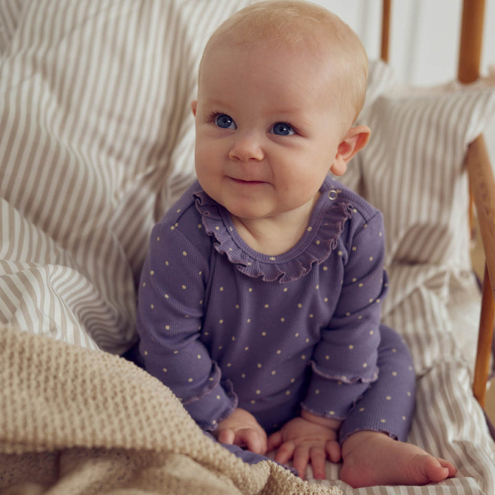 DOT rib bluse med flæsekrave