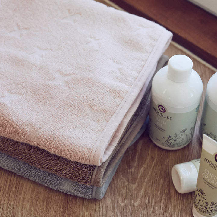 Badeslag med hætte i økologisk bomuld 70x70 cm