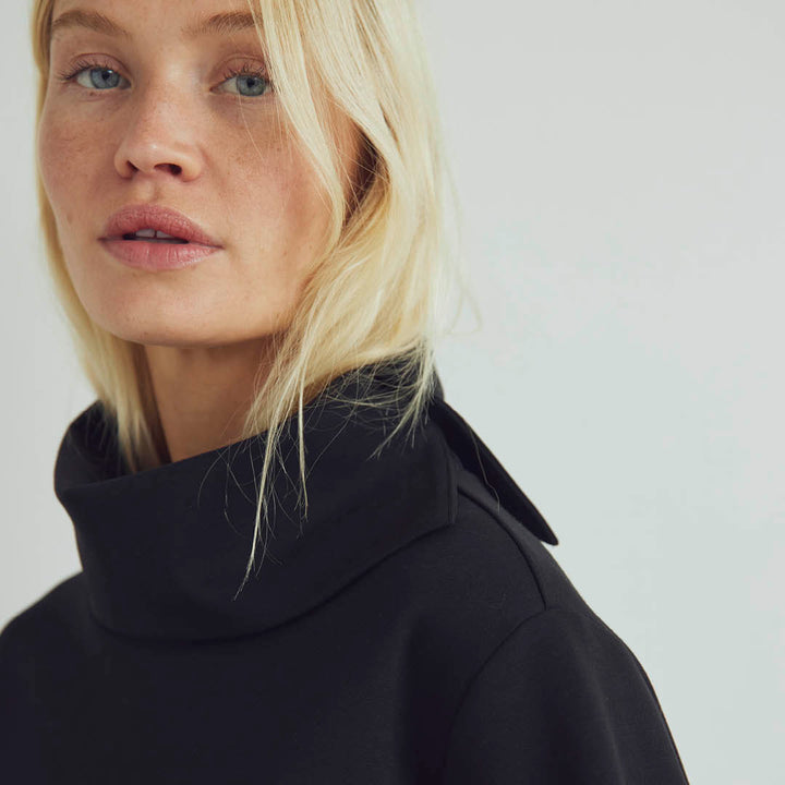 INTERLOCK bluse med stor krave