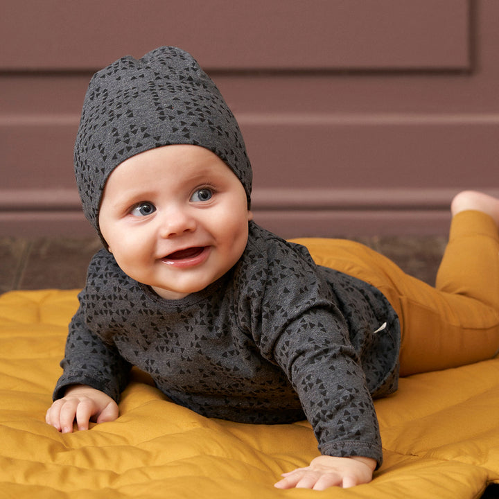 RE-LOVED TRIANGLE T-shirt med små trekanter - baby