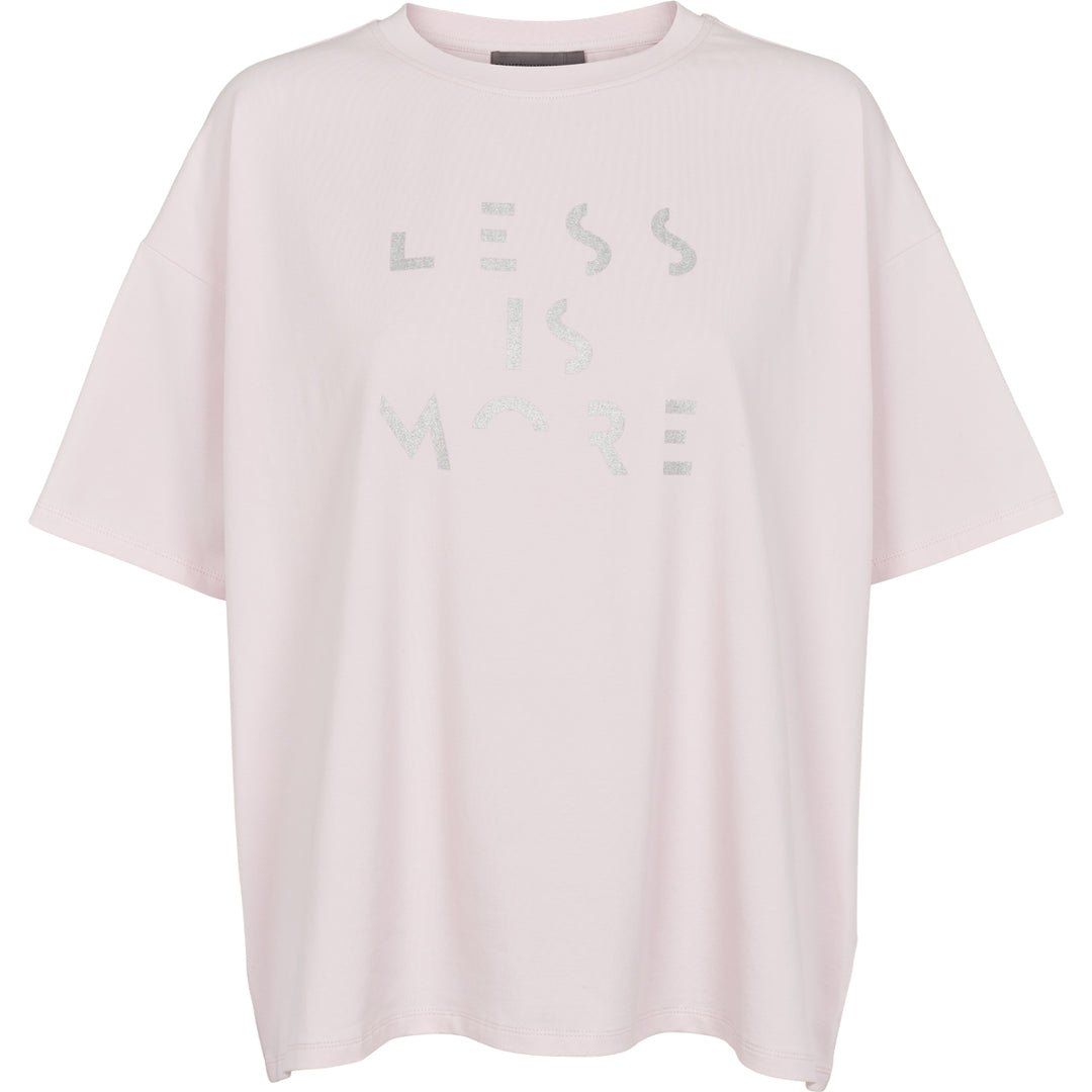 T-shirt med teksten less is more