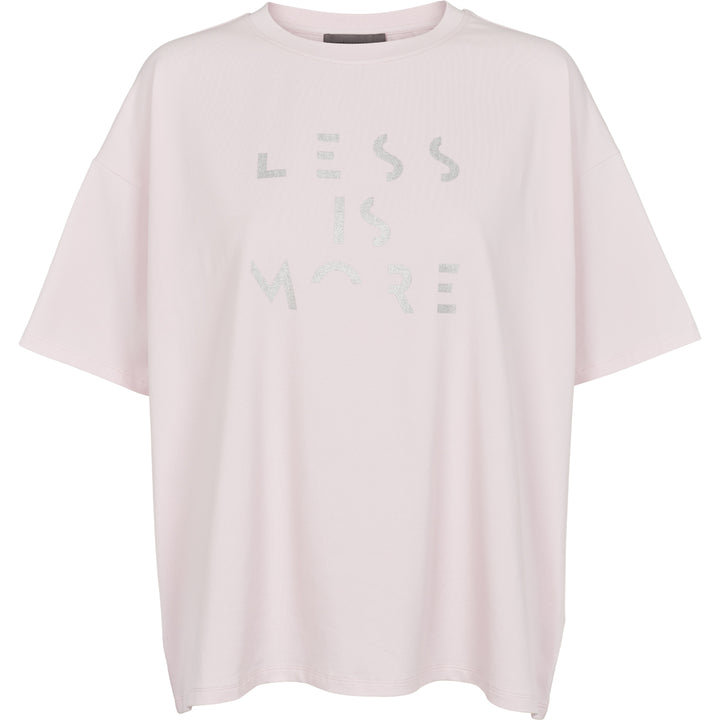 T-shirt med teksten less is more