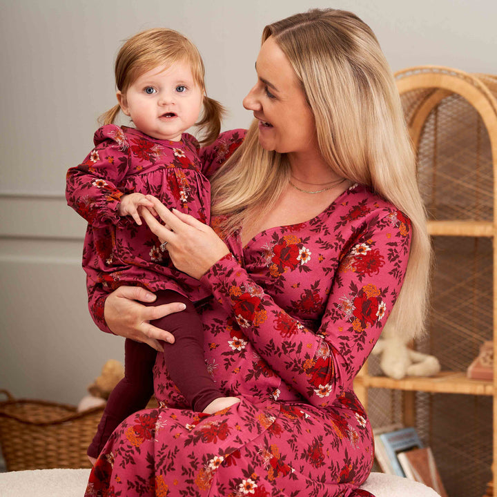 BLOOMY kjole til mor med blomsterprint